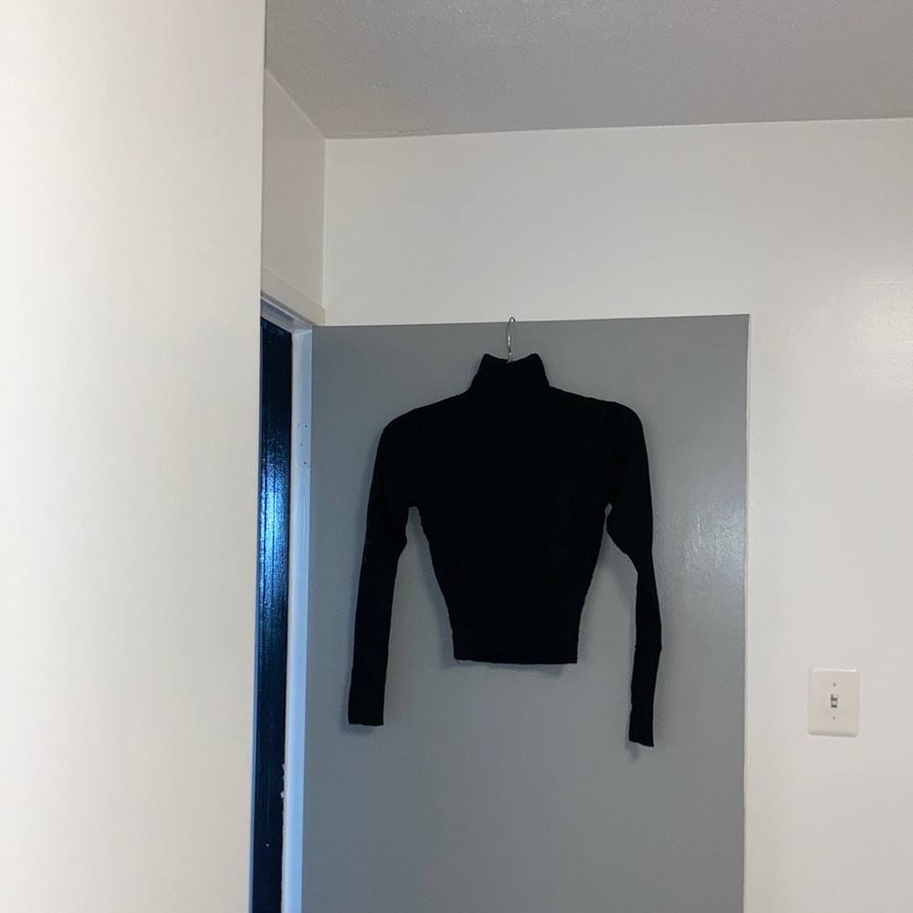 Small DKNY Turtleneck with lace🌹